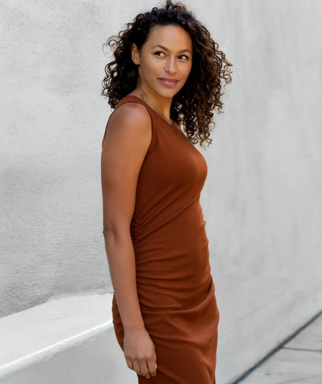 GRACIE rib-knit ruched dress in Brown