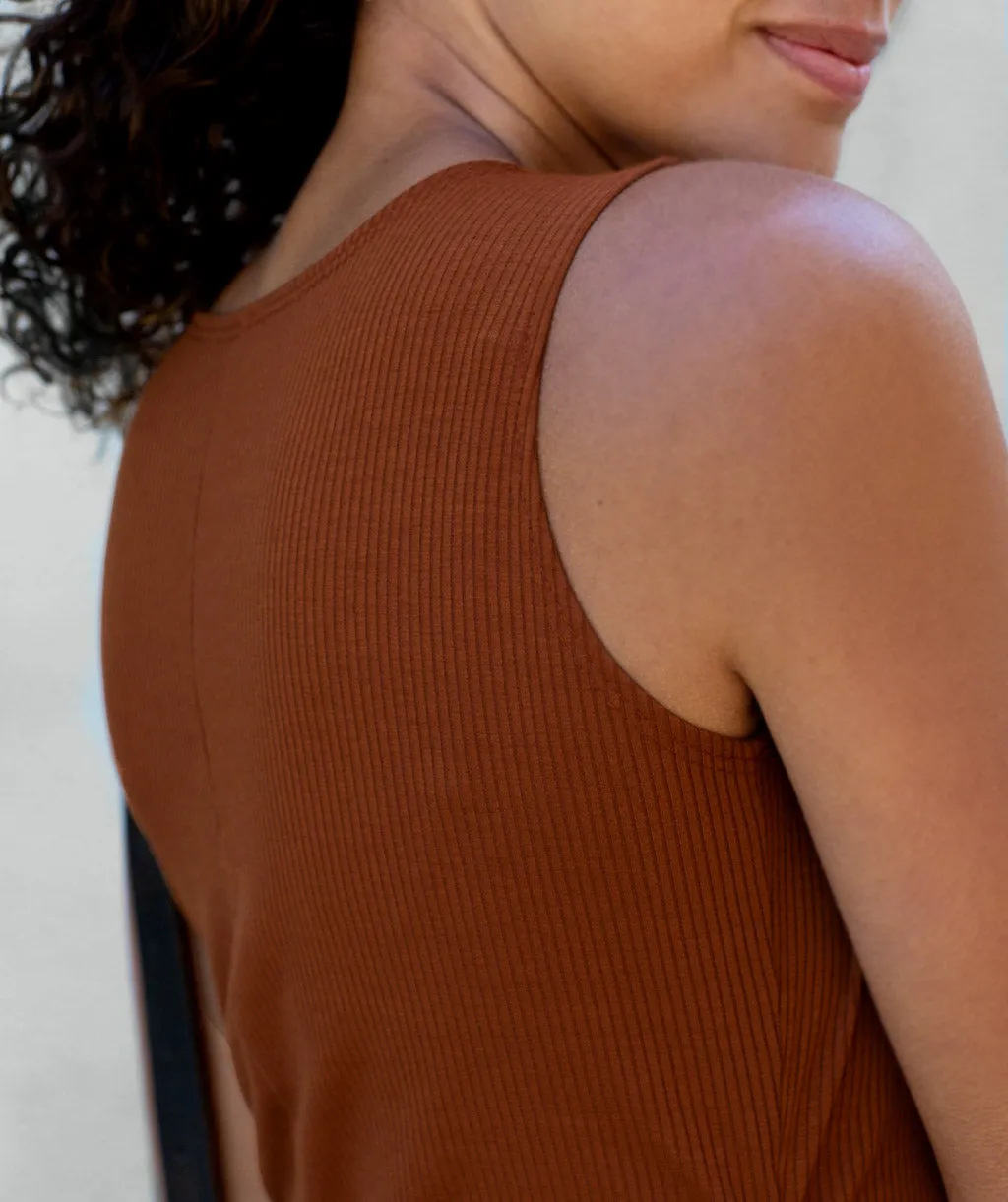 GRACIE rib-knit ruched dress in Brown